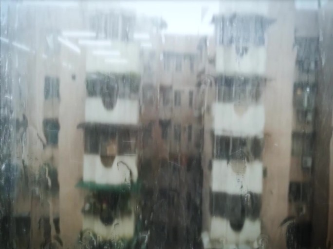 玻璃窗上的雨水实拍素材