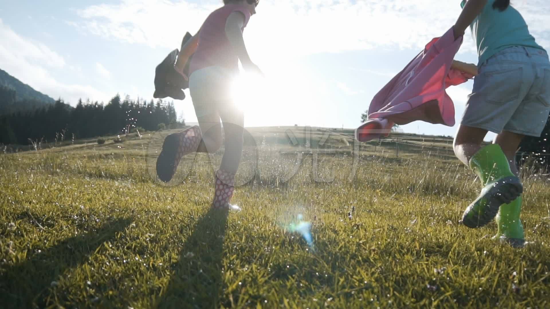 草地上奔跑的孩子们的背影高清摄影大图-千库网