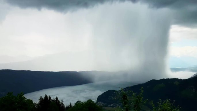 积雨云局部大暴雨场景