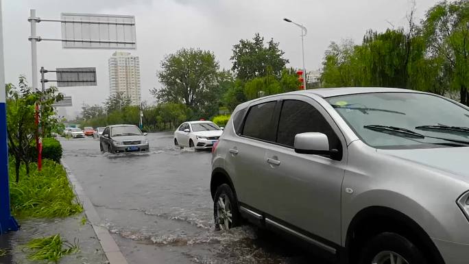 雨中路上交通