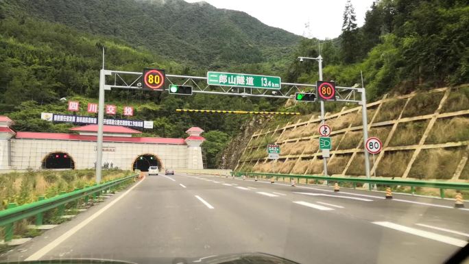 二郎山隧道国道318雅康高速带标牌