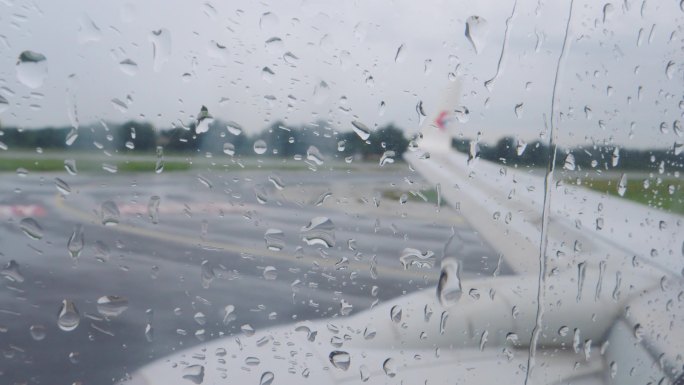 飞机雨中起飞