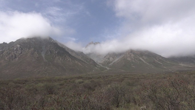 高山与白云的依恋自然景观