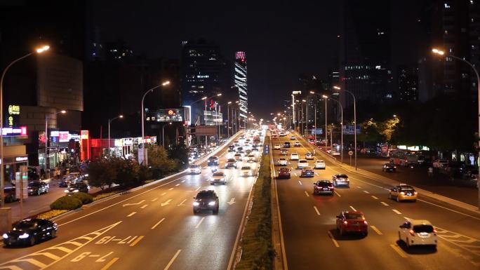 天桥上俯拍北京夜景车流