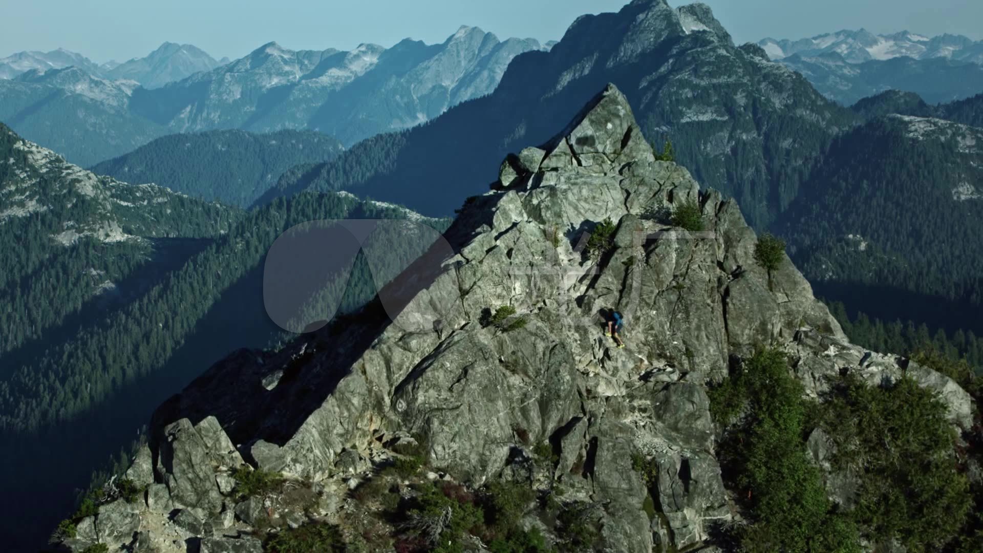 登上高峰,站在山顶,视野远眺