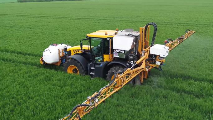 4K现代农业机械麦田浇灌