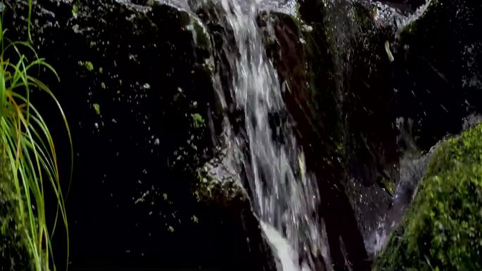 小溪瀑布