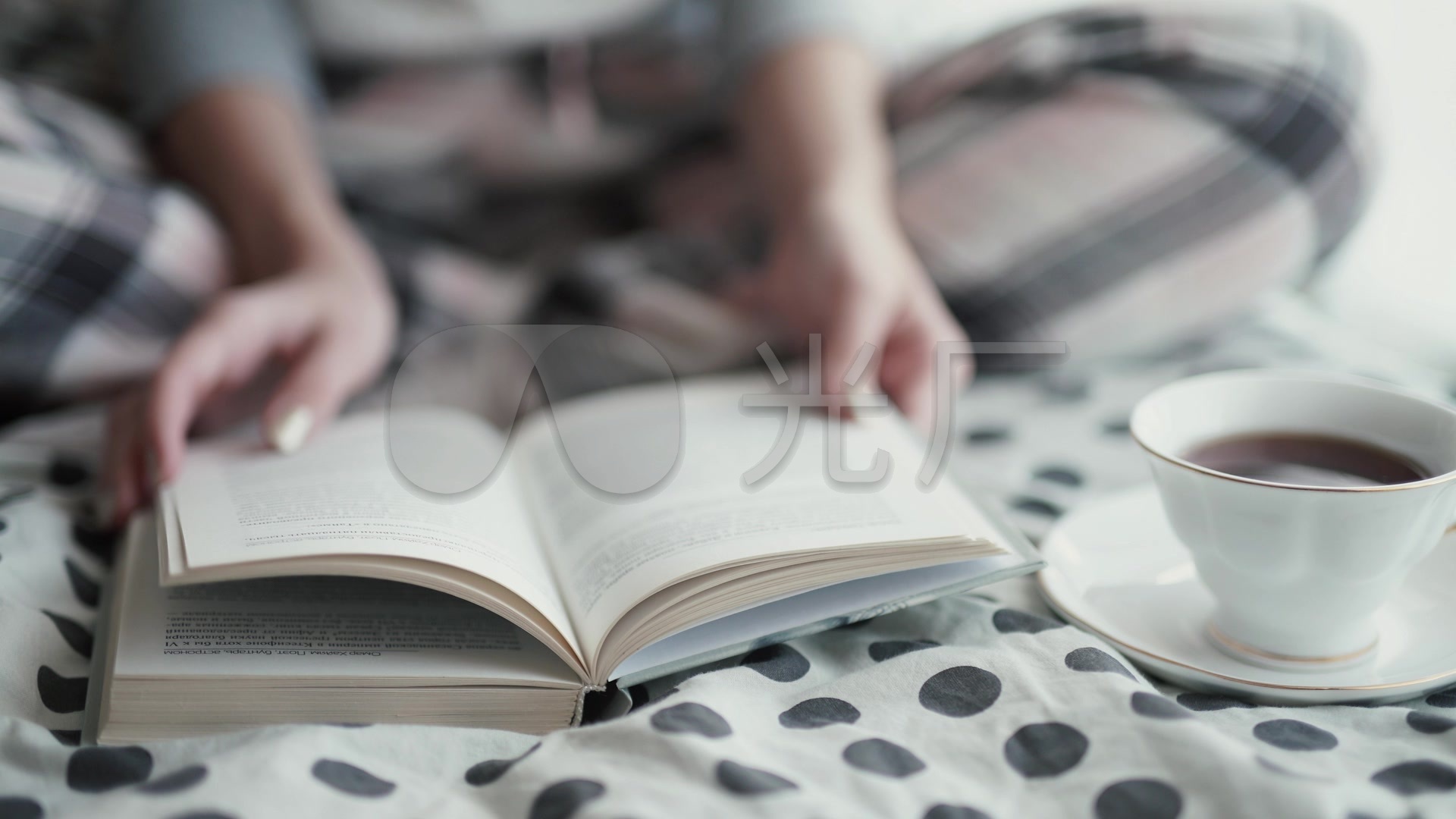 女子手捧咖啡看书阅读