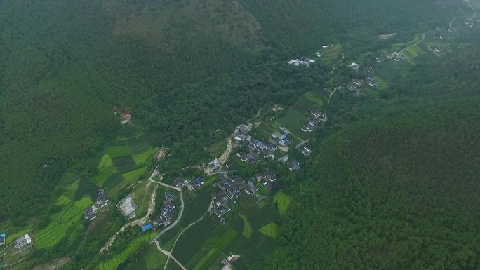 云南香格里拉风景航拍大山云雾缭绕村庄