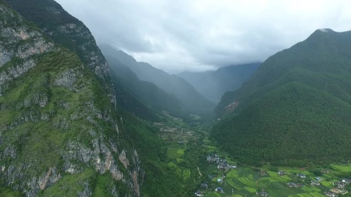 中国云南省香格里拉风景航拍大山云