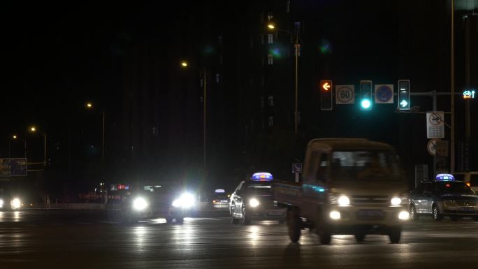 北京夜间行驶的汽车