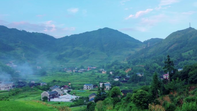 山谷农村早晨炊烟