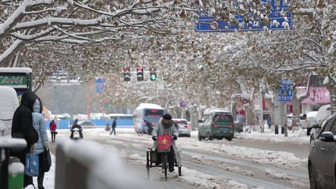 下雪天的城市街道