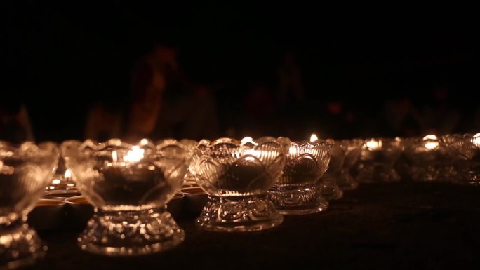 点灯点蜡烛实拍宗教节日供灯活动