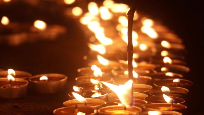 夜晚众人供灯点灯点蜡烛宗教活动祈祷
