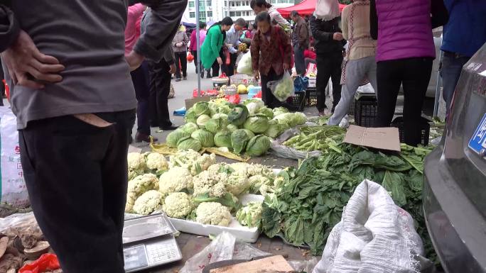 农贸市场农副产品墟天集市赶集肩挑手提熙熙