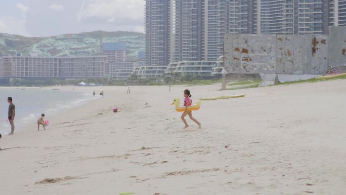 孩子在沙滩奔跑一家人海边玩耍