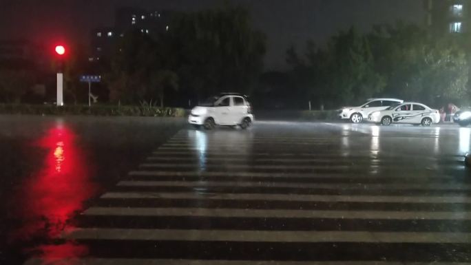 下暴雨夜间行车台风内涝严重