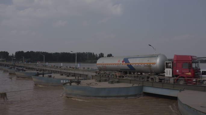 4K-log黄河郭集浮桥货车油罐车航拍