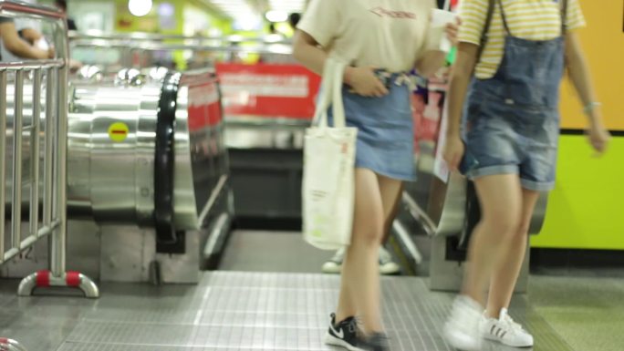 广州地铁上下班高峰期人群脚步201809