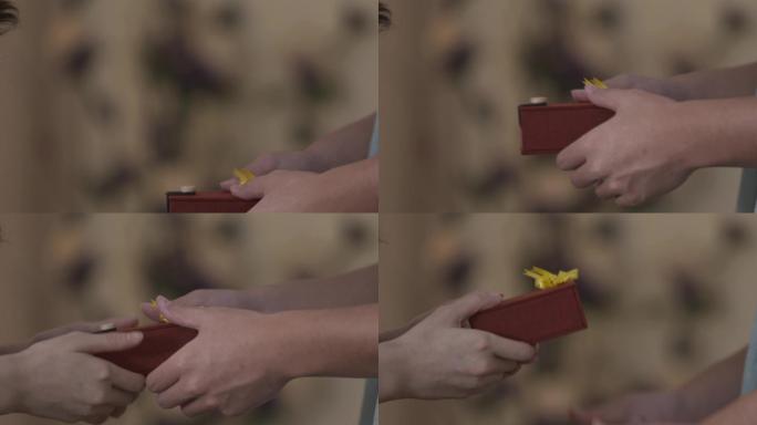 男女-双手接收礼物盒2