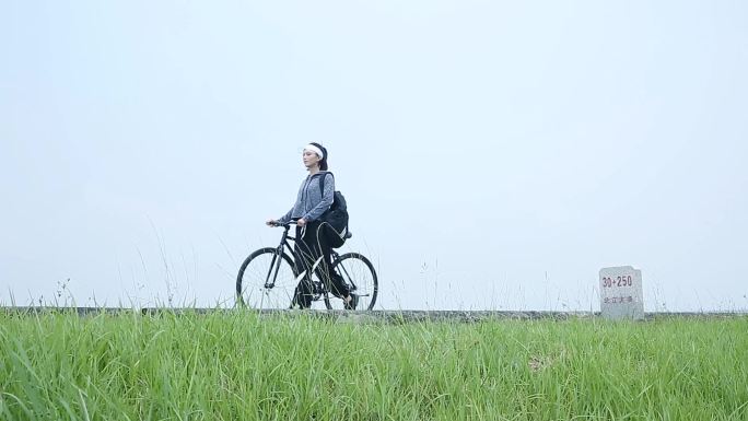 草地沐浴阳光幸福休闲舒适健康