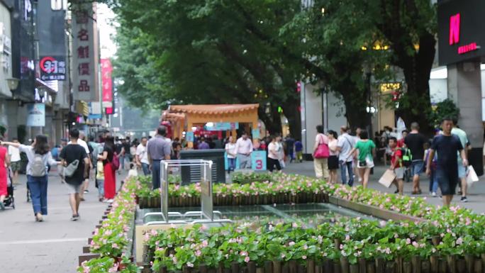 广州北京路商业步行街中秋假日逛街的市民2