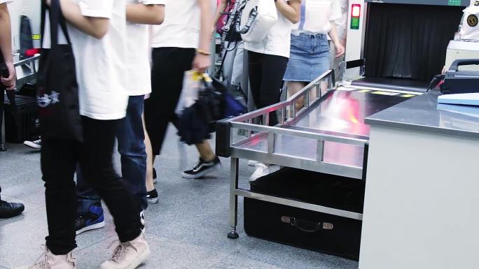 广州中秋假日逛街的市民走进地铁安检口20