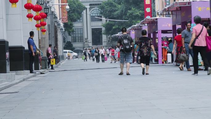 广州北京路商业步行街中秋假日逛街的市民走