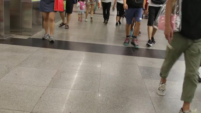 广州中秋假日逛街的市民走出地铁20180