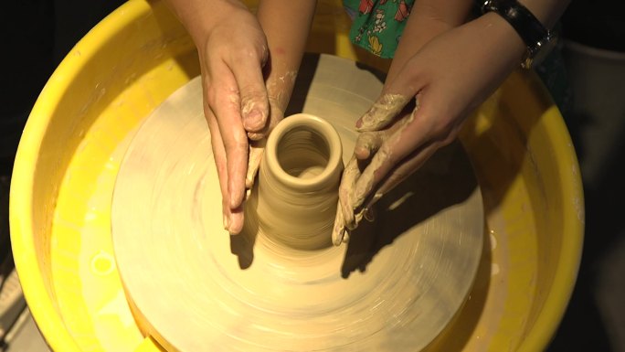 大人帮助儿童做陶艺双手的一组特写
