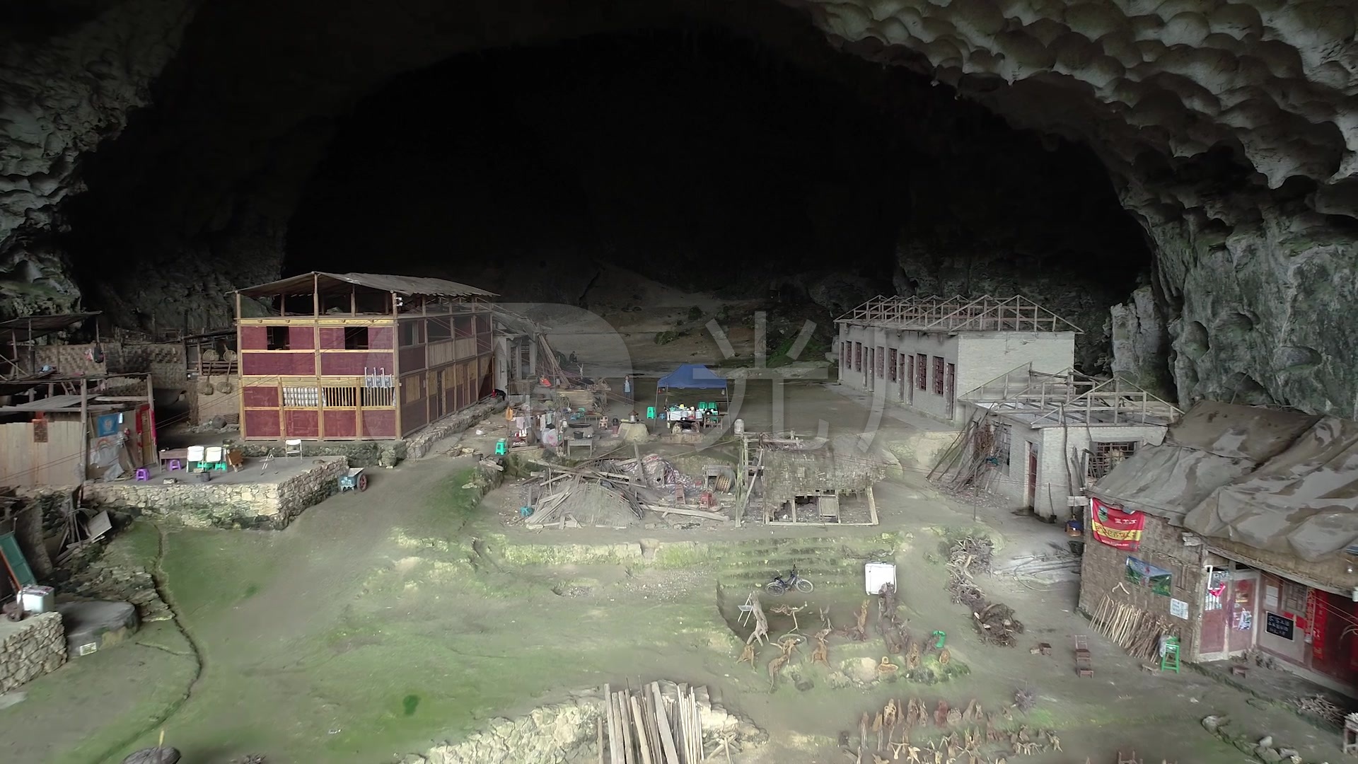 存放上百具棺材的洞穴深入其中是何感觉，探访甲定洞葬。