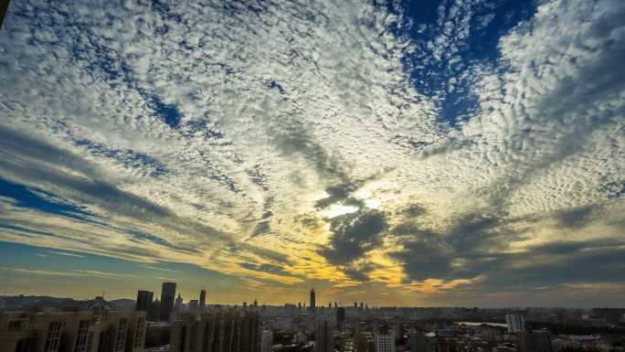 济雨过天晴后城市天空的云彩落日的云霞4K