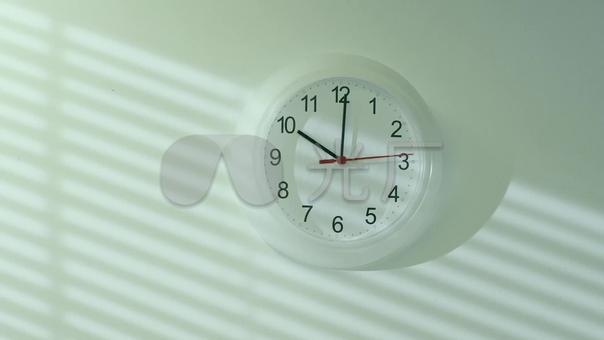 上午十点的时钟阳光照射