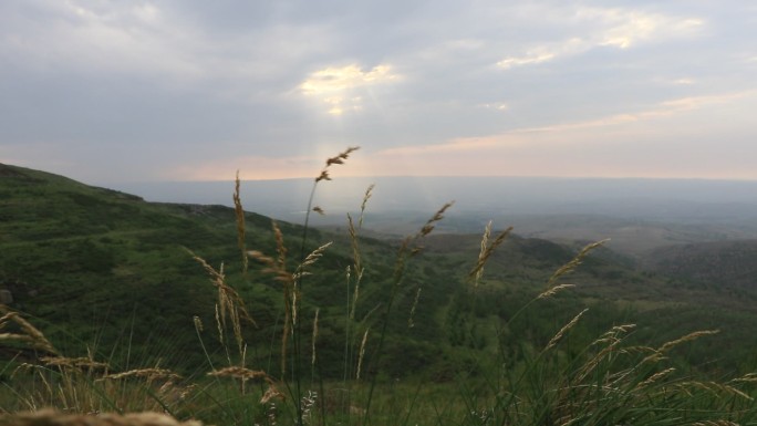 实拍落日云朵夕阳山景色晚霞