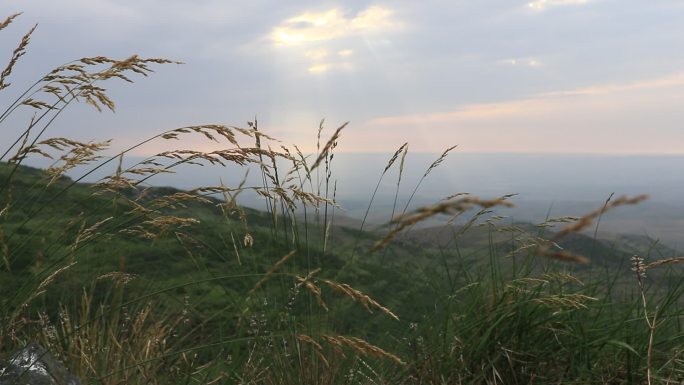 实拍落日云朵夕阳山景色晚霞太阳光