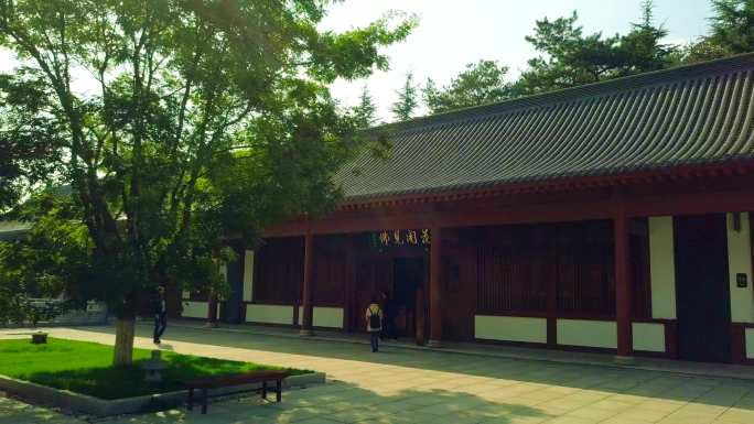 航拍宁静的寺院秋景横山寺