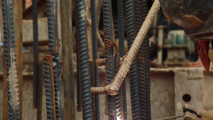 电焊工工匠焊接钢筋笼电焊机火星