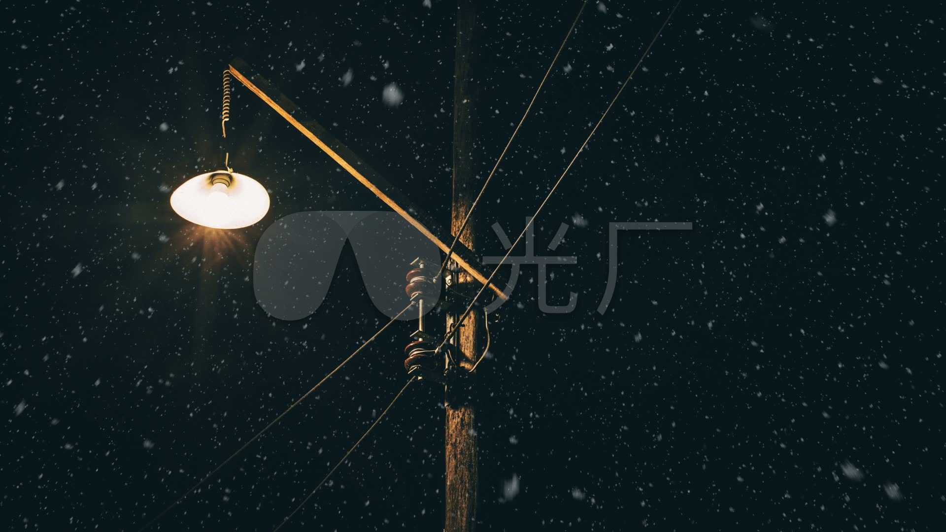 雪夜中的路灯