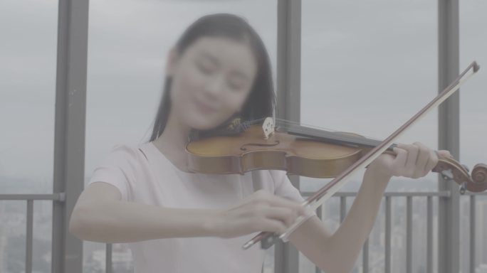 美女上台演奏小提琴过程