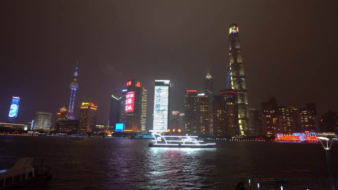 上海外滩4K拍陆家嘴夜景雨