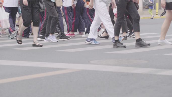 上海街道人群走横道线