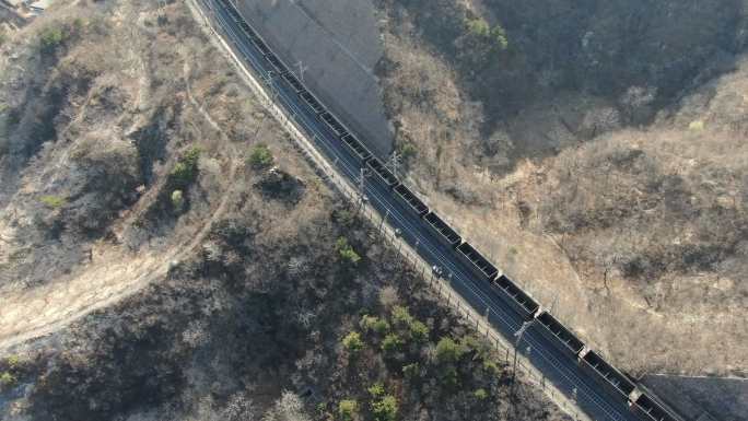 山区铁路运输火车行驶