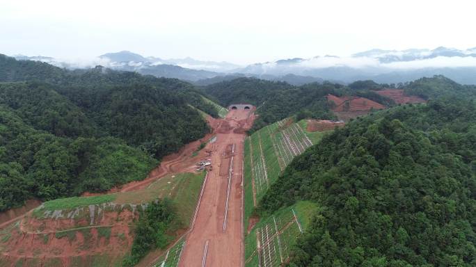 修路隧道口航拍高速公路建设广西