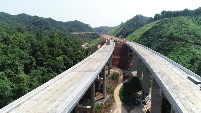 高速公路四车道航拍路基路面施工高架桥