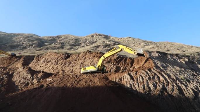 挖掘机挖土施工