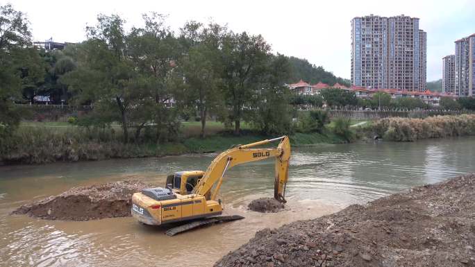 市政工程民生工程平整河床挖掘机水中作业河