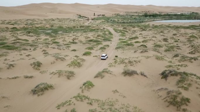 沙漠行驶中的车长镜头