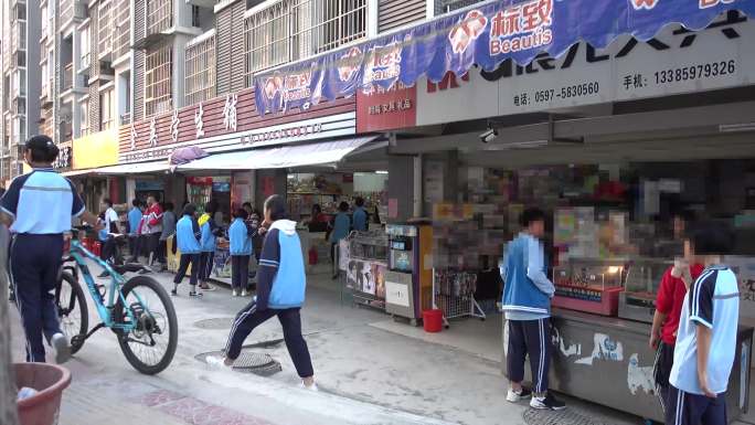 学校放学学生餐饮饮食卫生学校周边路边摊摊