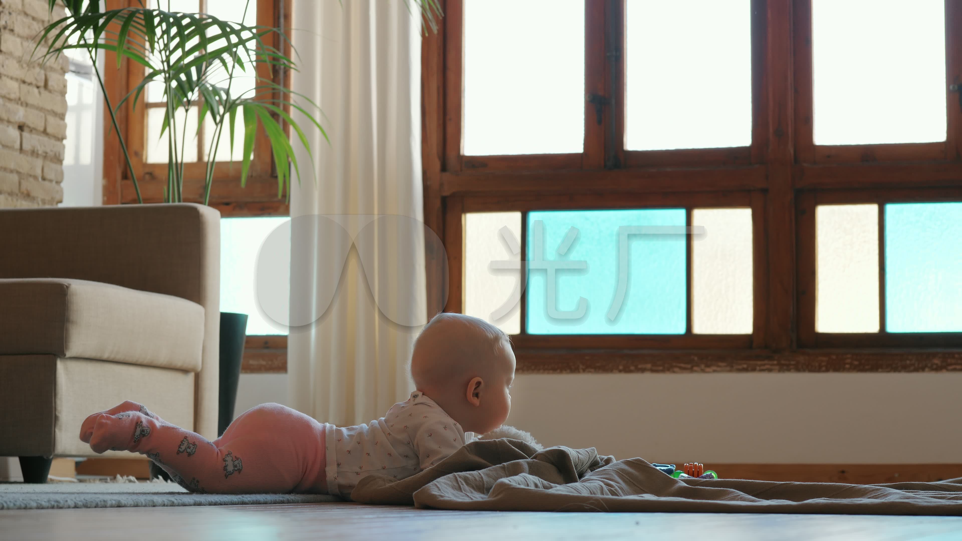 小宝宝在地毯上趴着玩耍